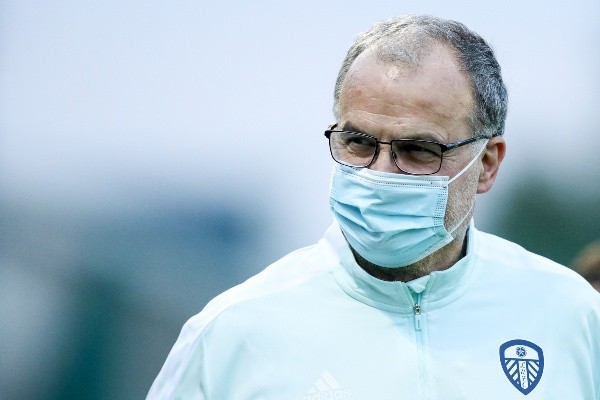El profe Bielsa festeja doble por la renovación en el Leeds y por la vuelta de los hinchas a los estadios (Getty Images)
