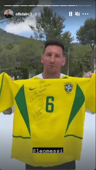 Roberto Carlos le envió tremendo regalo a Lionel Messi.