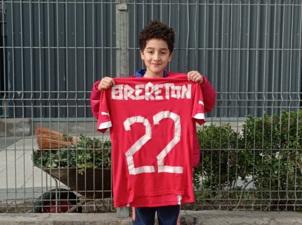 Cristóbal González muestra la camiseta que el mismo hizo de Brereton (Cristián Cavieres)
