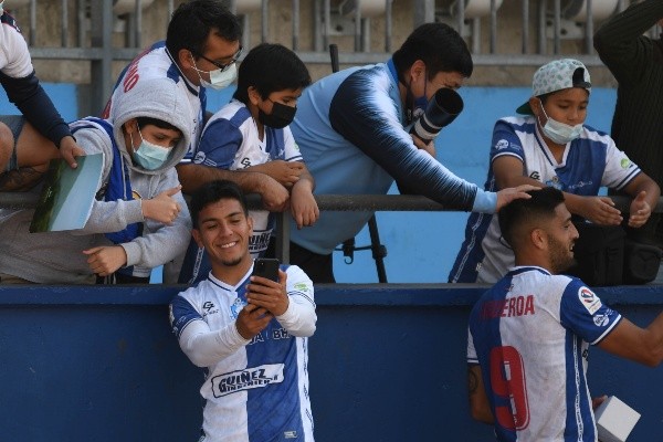 Los jugadores se tomaron selfie con los hinchas. (Foto: Agencia Uno)