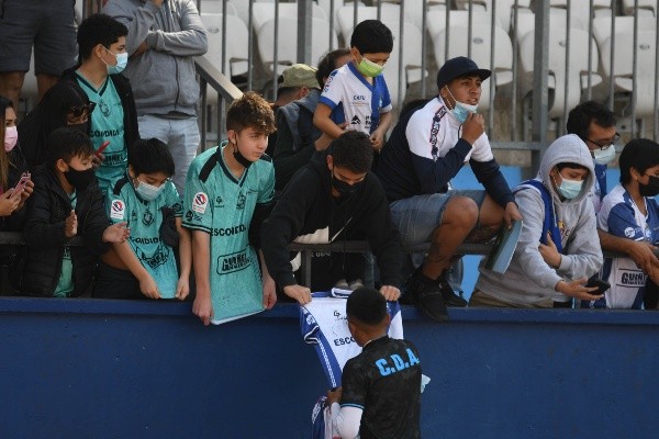 También se dieron el tiempo para firmar camisetas. (Foto: Agencia Uno)