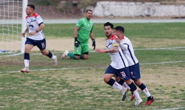 Ángel Rojas le dio el triunfo a Recoleta en la última fecha. Foto: Agencia Uno.