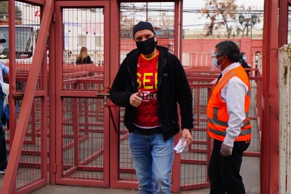 La felicidad de los fanáticos en su retorno al Santa Laura. (Foto: Guillermo Salazar)