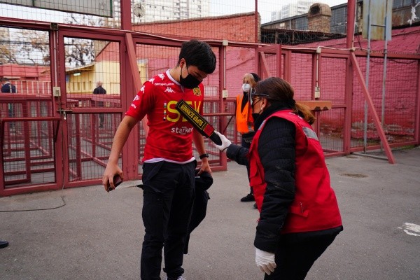Los hinchas cumplieron con las revisiones en el Santa Laura. (Foto: Guillermo Salazar)