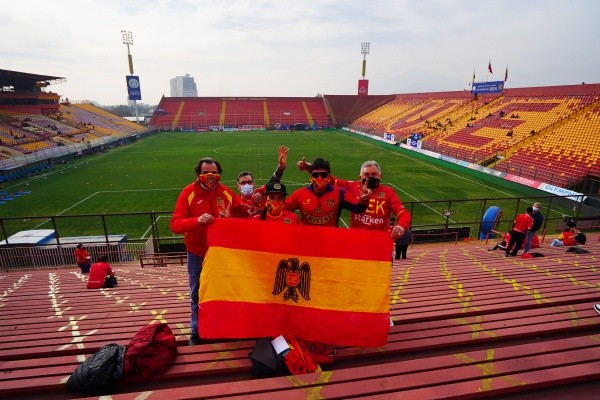 En familia llegaron los hinchas al Santa Laura. (Foto: Guillermo Salazar)