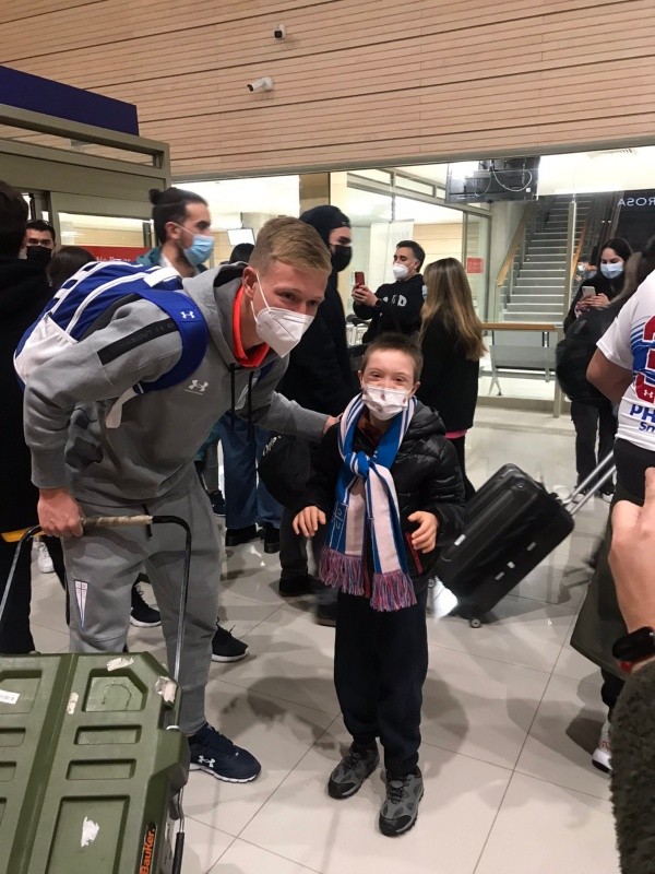 Vicente Bernedo posó con algunos felices fanáticos (FOTO: Cruzados)