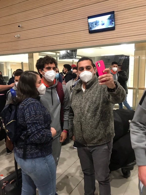 Nacho Saavedra también se sacó selfies con los hinchas(FOTO: Cruzados)