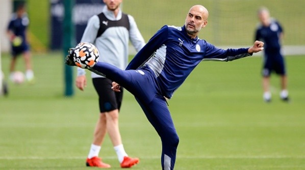 MANCHESTER, ENGLAND - AUGUST 12: Pep Guardiola, manager of Manchester City controls the ball during a training session at Manchester City Football Academy on August 12, 2021 in Manchester, England. (Photo by Matt McNulty - Manchester City/Manchester City FC via Getty Images)