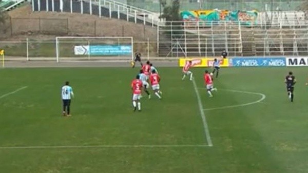 Orellana adelantado en el gol de Magallanes (Captura)