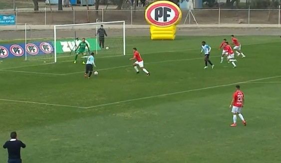 Orellana adelantado en el gol de Magallanes (Captura)