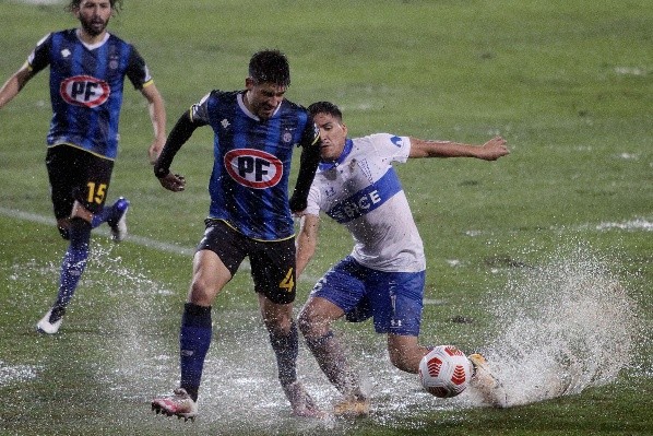 El partido entre Cruzados y Acereros se jugó bajo una incesante lluvia.