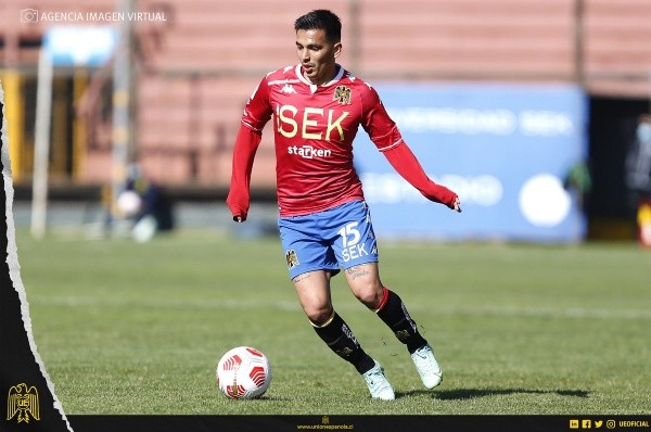 Abrigo se va de Unión Española apenas sumando minutos. Foto: Unión Española
