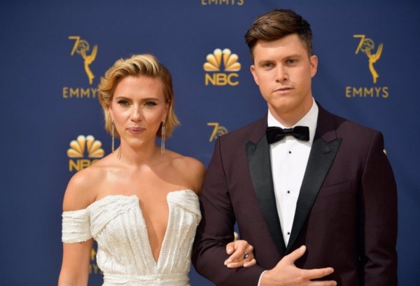 Scarlett Johansson y Colin Jost.