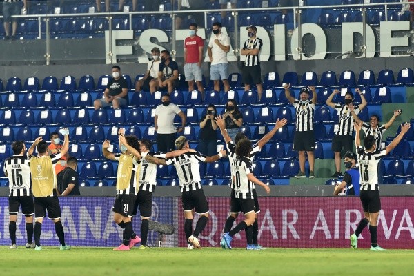 Libertad avanzó a semifinales con sus hinchas en la cancha. Foto: Getty Images