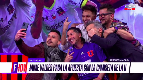 Mauricio Pinilla feliz con Jaime Valdés posando con la camiseta de la U. | Foto: ESPN