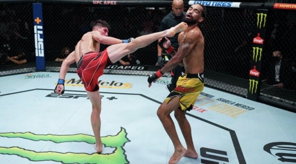 La patada giratoria que le dio su primer triunfo en UFC a Ignacio Bahamondes. Foto: Getty Images