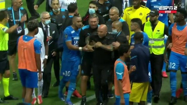 A Sampaoli lo tuvieron que sacar de la cancha para evitar más peleas. Foto: ESPN