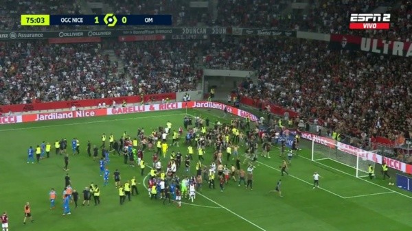 Aficionados del Niza saltaron al terreno de juego. (Foto: Captura Espn)