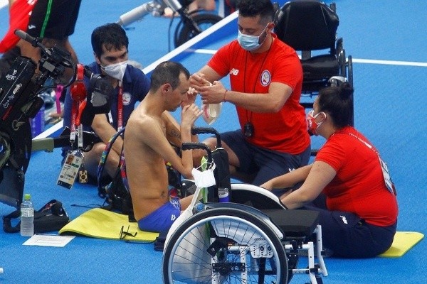 Alberto Abarza se quedó con su serie y avanzó a la final de los 100 metros espalda. Foto: IND