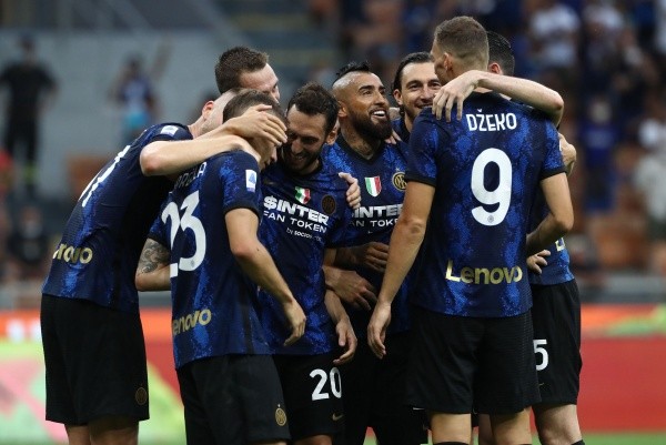 Arturo Vidal las hizo todas en su debut con el Inter esta temporada, marcando su primer gol y asistiendo Dzeko para el cuarto gol interista. (Foto: Getty)