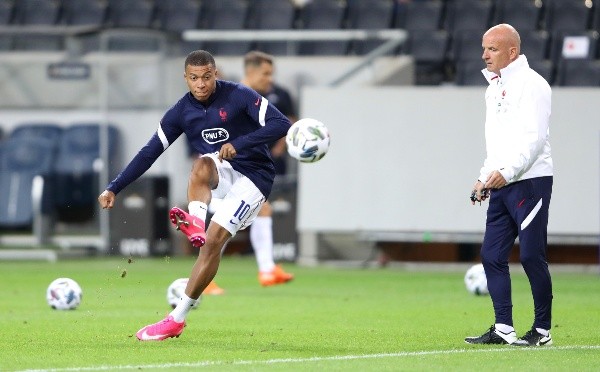 Mbappé cree que es una locura pensar en alcanzar los logros de Messi y Cristiano Ronaldo en el fútbol.