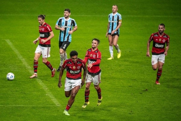 Flamengo puso un pie en semifinales de Copa de Brasil tras golear a Gremio. Foto: Flamengo