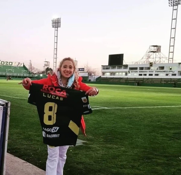 La doctora Ludmila Beitia Cazot recibió la camiseta de Lucas Barrios.