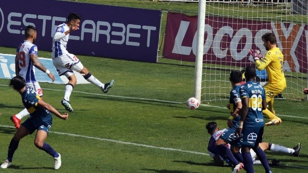 Byron Nieto abrió el marcador ante Everton. Foto: Agencia Uno