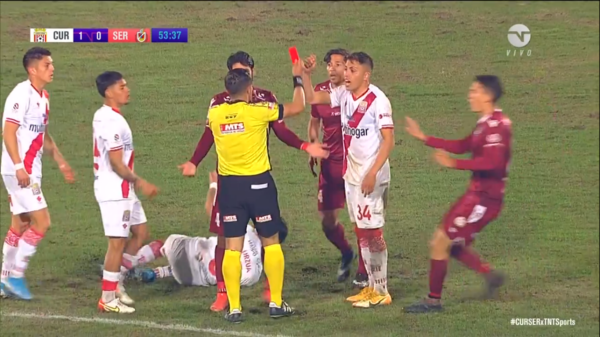 Matías Fernández se fue expulsado en La Serena por una plancha: duró cuatro minutos en cancha.