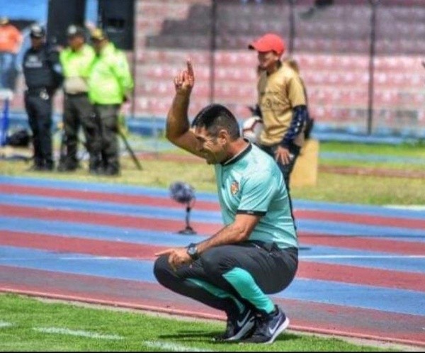 Tapia dirigiendo en Ecuador | Foto: @NelsonTapiaRios