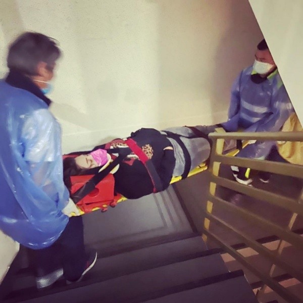 Patricia López siendo trasladada al hospital, tras su caída.(2)