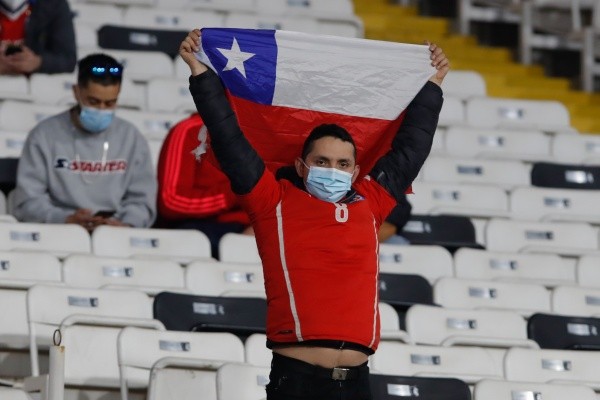 Los hinchas de la Roja de regreso al estadio. (Foto: Agencia UNO)