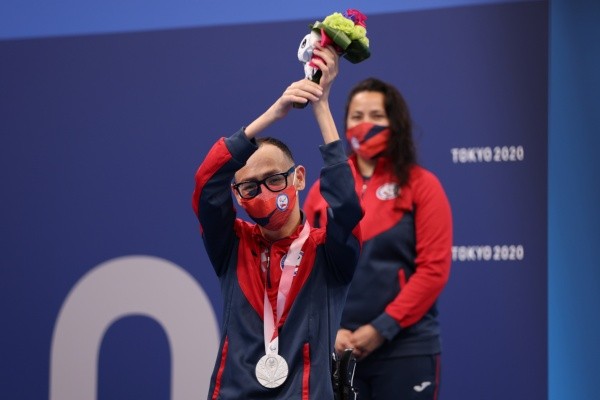 Abarza celebrando su nueva medalla de plata en Tokio. (FOTO: Getty)
