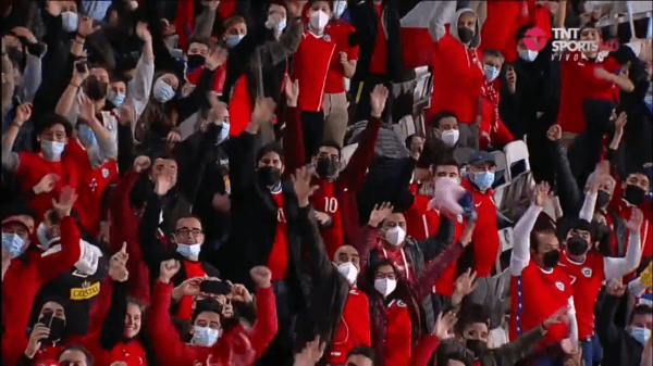 Los hinchas de la Roja de regreso al estadio. (Foto: Captura TNT Sports)