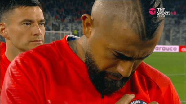 Arturo Vidal emocionado canta el himno chileno