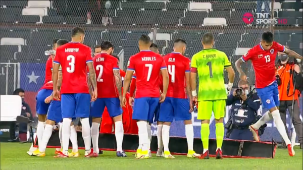 Chile juega ante Brasil con camiseta fabricada por KS7, pero sin logo de la marca nacional. (Foto: Captura TNT Sports)
