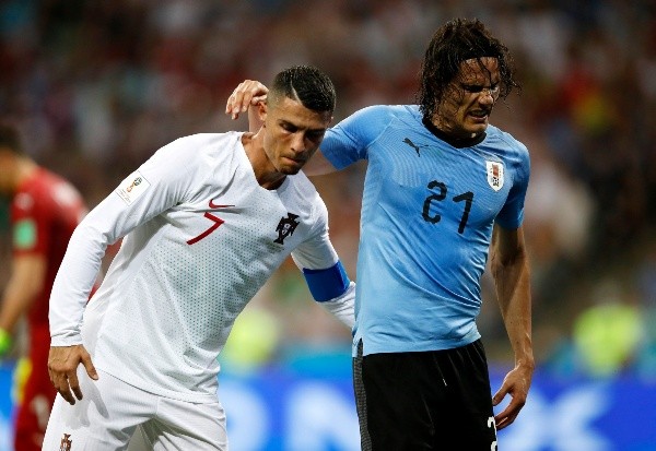 Edinson Cavani le cede el número 7 a Cristiano Ronaldo. (Foto: Getty Images)