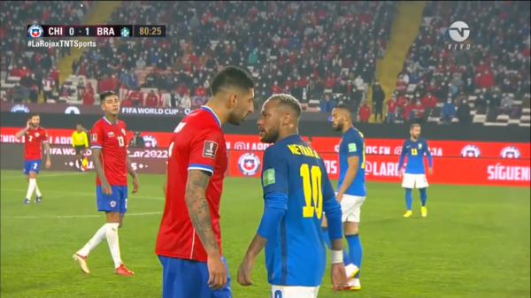 Maripán y Neymar estuvieron a anda de animar una pelea: se calentaron sobre el final del Chile-Brasil. (Foto: Capturas TNT Sports)