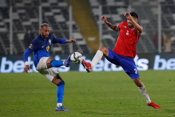 Brasil venció a Chile y sumó de a tres para seguir líder de las Eliminatorias sudamericanas.