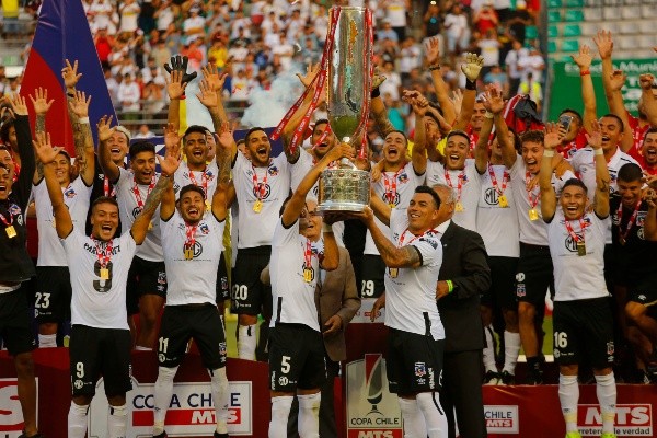 Colo Colo es el vigente campeón tras ganar la copa en 2020, la que evidencia en la imagen la dificultad para levantarla. (Foto: Agencia UNO)