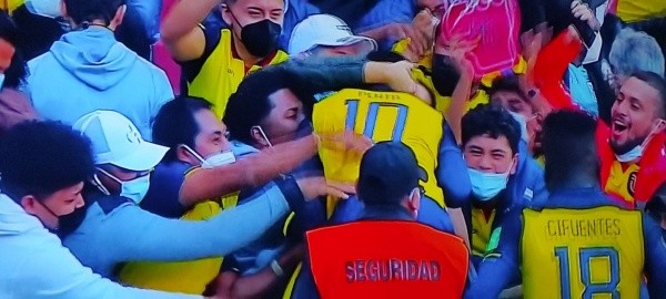 Abrazados con los hinchas terminaron los jugadores de Ecuador rompiendo todos los protocolos del Covid-19 (Pantallazo)