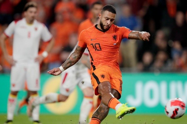 Memphis Depay abrió la cuenta a través del punto de penal. (Foto: @OnsOranje)