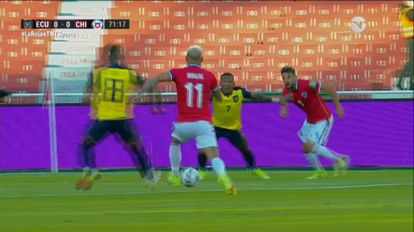 Amarilla y suspensión de Eduardo Vargas contra Colombia. (Foto: capturas TNT Sports)