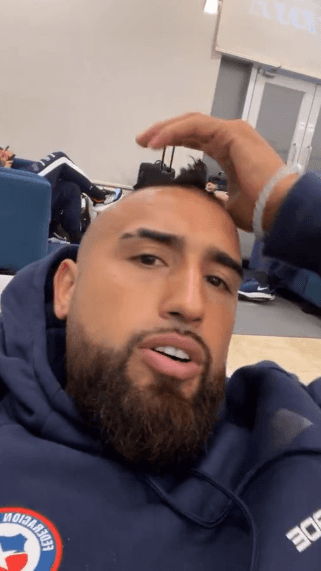 Arturo Vidal y su Live antes de tomar el avión tras el empate de Chile contra Ecuador.