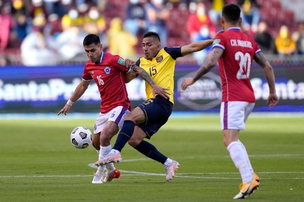 Chile visita a Ecuador por eliminatorias con atajadón de Claudio Bravo.