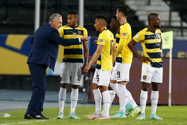 Gustavo Alfaro apunta a que será una batalla por el mediocampo (Getty Images)