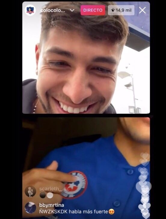 Iván Morales muestra el escudo de la indumentaria de la selección chilena