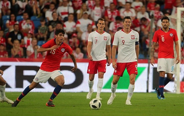 Ángelo Araos en la Roja frente a Polonia. El jugador de Corinthians vuelve a complicarse como opción de refuerzo de Colo Colo.