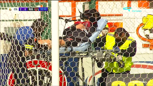 El jugador de Ñublense fue retirado en ambulancia.(FOTO: TNT Sports)