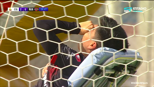 El zaguero fue rápidamente subido a una camilla.(FOTO: TNT Sports)